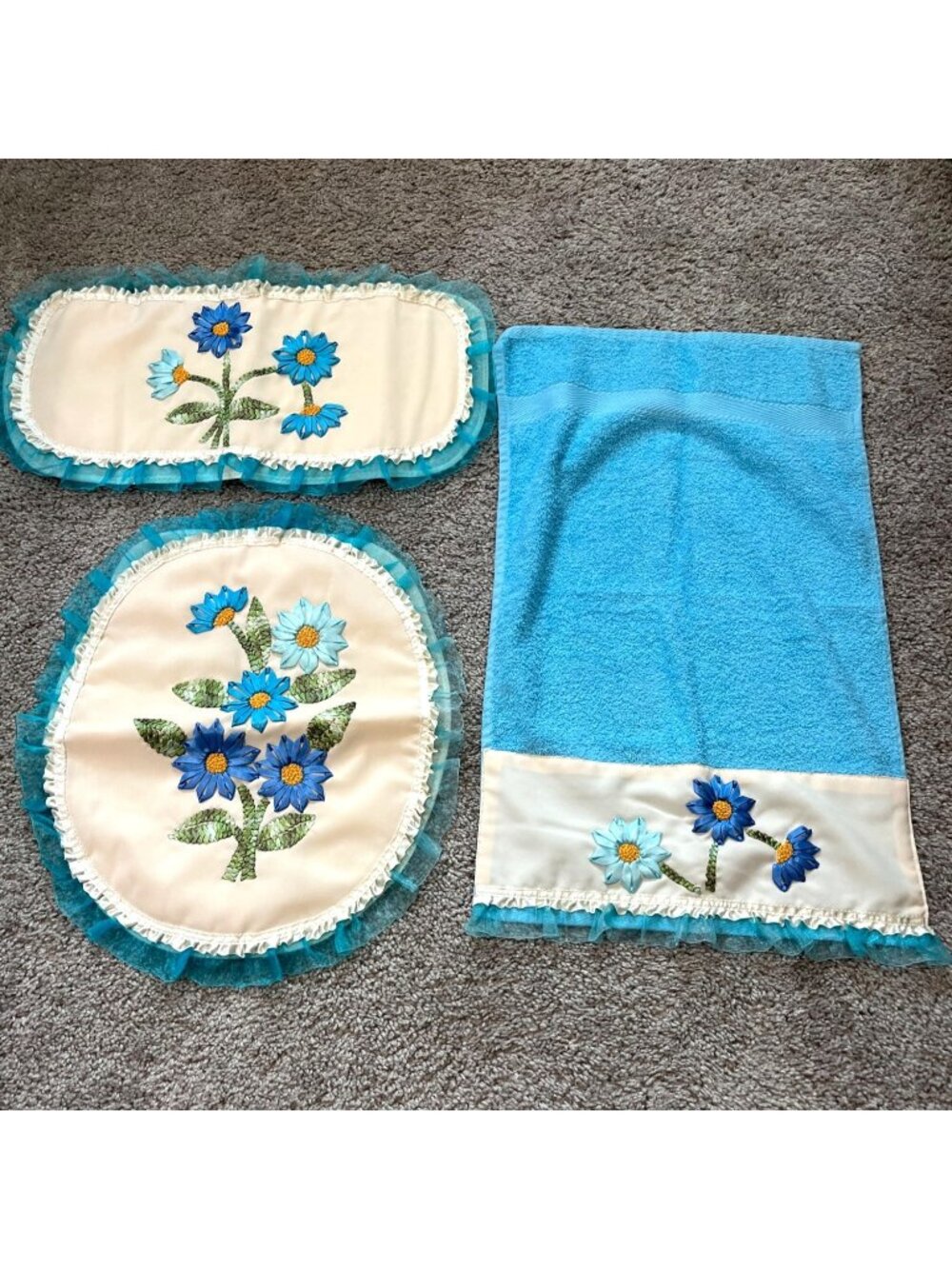 Vtg 3-Piece Bathroom Set Ribbon Embroidery Floral Ruffles Teal Blue Grannycore